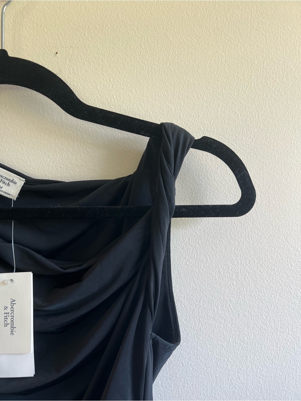 Abercrombie & Fitch
Skimming Draped Twist Top in Black - Size M - Picture 2 of 5
